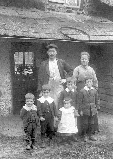 George & Mary Ellen Dickens with their family From left: Ernest, Bert, Ivy Arthur & Horace. (c 1908/09)