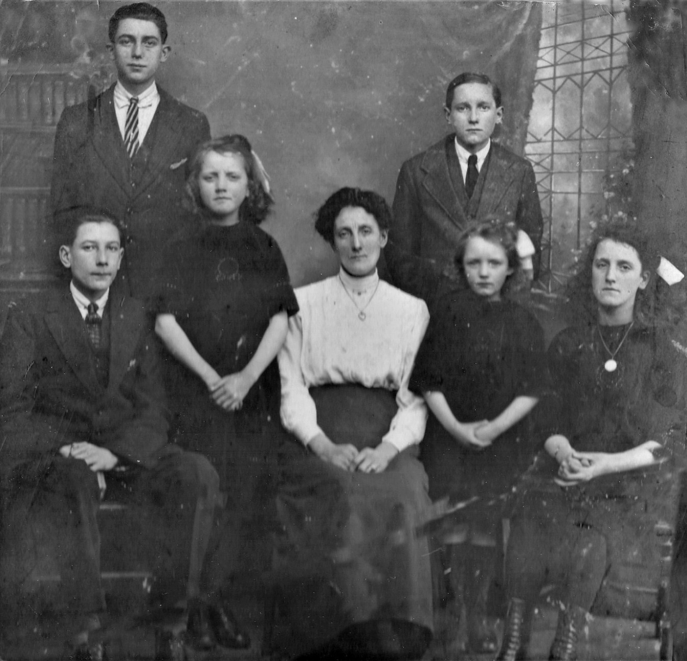 Lucy, (Richard’s widow) with her six children (1920s)