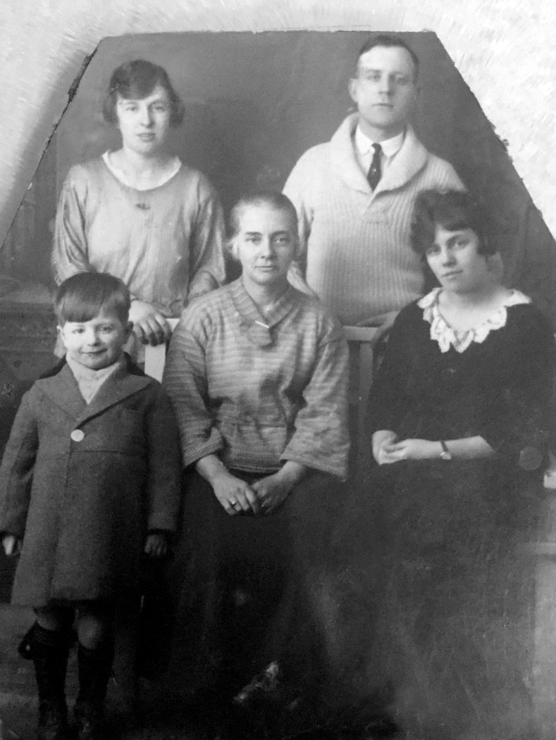 Walter (back right) with his sister Sarah Ellen (who had married John Henry Hall) seated in the centre. With thanks to Debbie Billson.