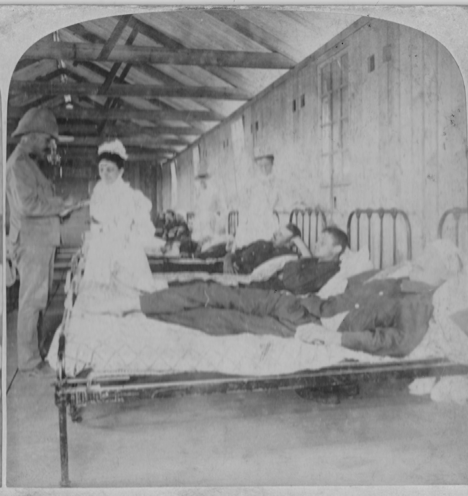 ‘Telling the Surgeon how the light cases are getting on. Orange River Hospital, S. Africa’. From a Stereoview by Underwood & Underwood. (Author’s own copy.) These Stereoviews (like many war photographs) were posed and conditions may have been far more crowded and chaotic than is shown here, with some men having to lie on the floor.